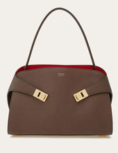 Load image into Gallery viewer, Hug soft bicolor shoulder bag (M)
Color: Clay/Flame red (Pre-sale)
