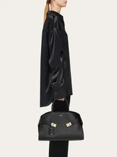 Load image into Gallery viewer, Hug Handbag in Black (L)
