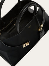 Load image into Gallery viewer, Hug Handbag in Black (L)
