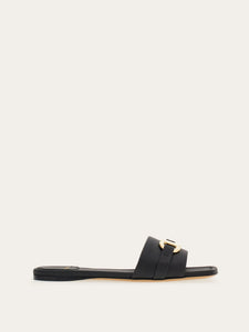 Leah in Nero