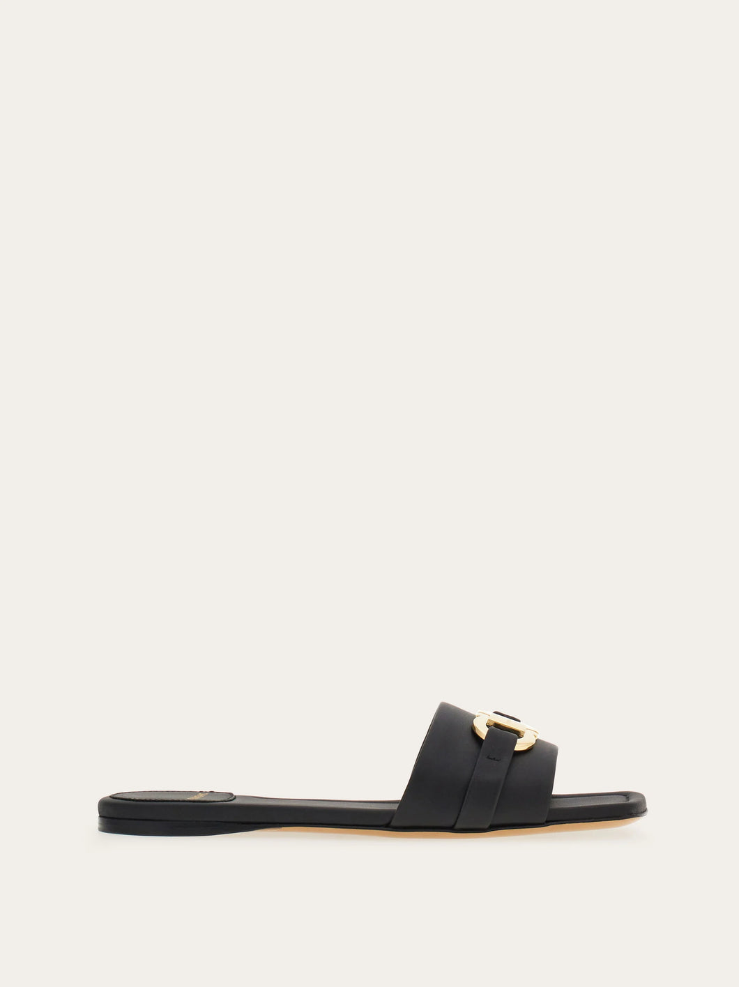 Leah in Nero