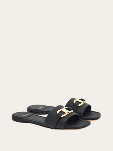 Leah in Nero