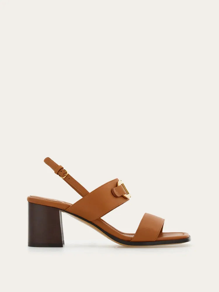 Lou in Tan