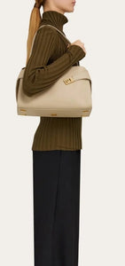 Hug soft bicolor shoulder bag (M)
Color: Stone/Burnt ocher