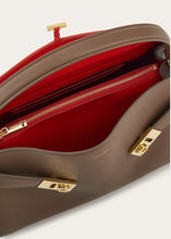 Load image into Gallery viewer, Hug soft bicolor shoulder bag (M)
Color: Clay/Flame red (Pre-sale)
