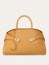 Load image into Gallery viewer, Hug Handbag in Light Camel (L)
