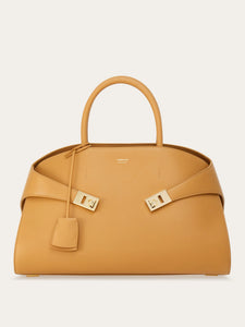 Hug Handbag in Light Camel (L)
