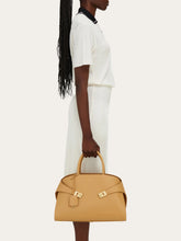 Load image into Gallery viewer, Hug Handbag in Light Camel (L)
