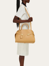 Load image into Gallery viewer, Hug Handbag in Light Camel (L)
