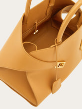 Load image into Gallery viewer, Hug Handbag in Light Camel (L)
