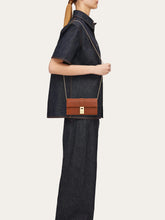 Load image into Gallery viewer, Hug Wallet with Chain in Cognac
