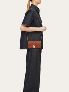 Hug Wallet with Chain in Cognac