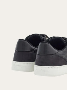 Achille in Black